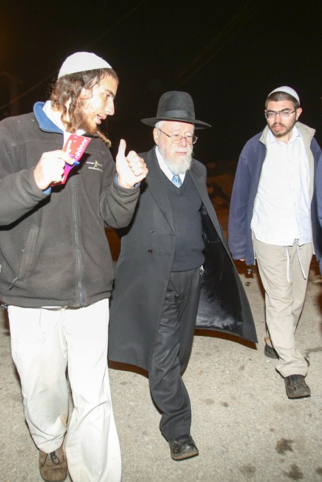 הרב דב ליאור עוזב את מאחז עוז-ציון, אתמול (צילום: פלאש 90)
