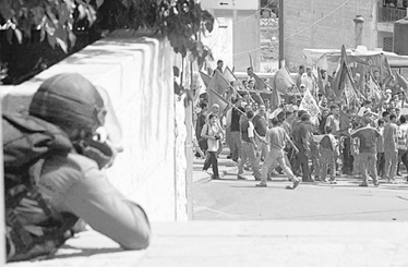 המשטרה היא המקור, המפגינים הם האויב: המהומות בנצרת, אוקטובר 2000 (צילום: ירון קמינסקי)