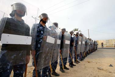 שוטרים מצריים במעבר רפיח (צילום: פלאש 90)