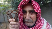 מוחמד ג'אבר הוריקן, בן 80 מרפיח, מחזיק את המפתחות לבית שהשאיר, לדבריו, בג'וליס. 11.5.2008 (צילום: עבד רחים חטיב)