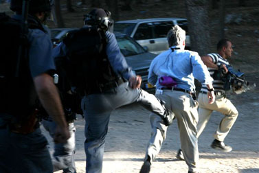 שוטר בועט בבן וודמן, כתב בכיר של CNN, בהפגנה ליד ציפורי (צילום: אל-ארז)
