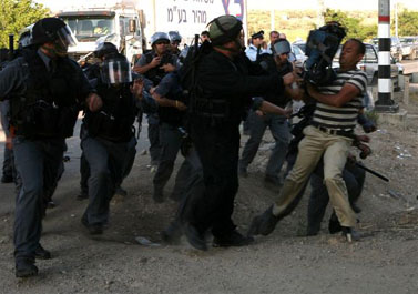 שוטרים מסתערים על צלם בהפגנה ליד ציפורי (צילום: אל-ארז)