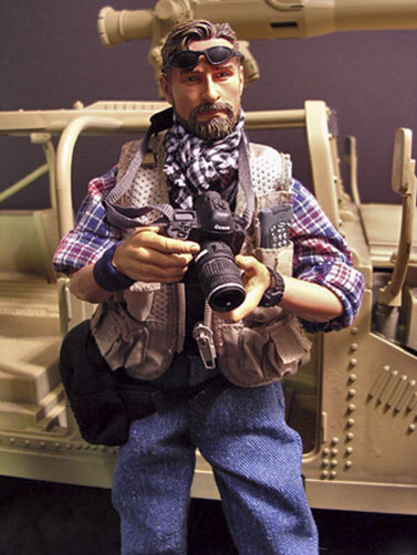 "עיתונאי מלחמה", גרסת הבובה (צילום: "כרונו טויס")