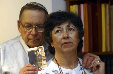 הוריו של החייל הנעדר זכריה באומל מציגים את תמונת בנם (צילום: פלאש 90)