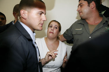 מלמעלה: בועז יונה ועפרה שורקי, שאיבדה את ביתה בהתמוטטות חברת "חפציבה", אתמול בבית המשפט (צילום: מיכל פתאל)