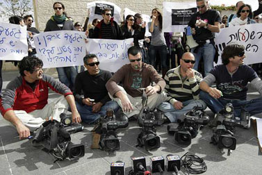 הפגנת עובדי ערוץ 10 מול בניין הרשות השנייה, אתמול בירושלים (צילום: קובי גדעון) 
