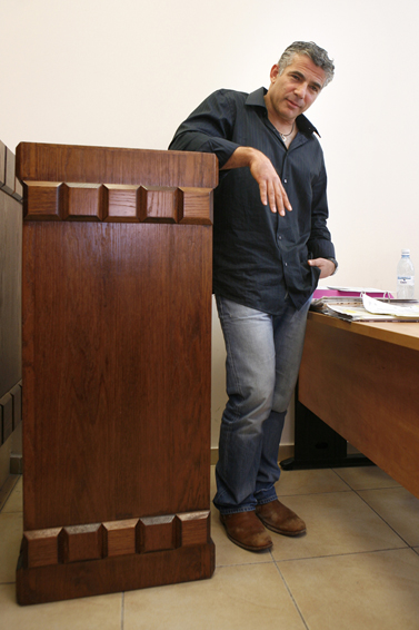 יאיר לפיד בבית-המשפט המחוזי בירושלים, לפני מתן עדות במשפט הדיבה שמתנהל נגדו. 9 בסמפטמבר 2008 (צילום: מיכל פתאל)  