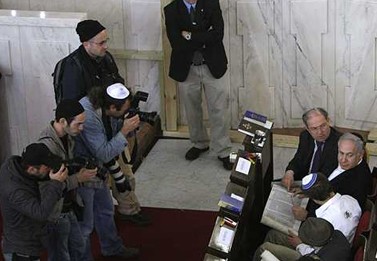 צלמים מצלמים את בנימין נתניהו קורא את מגילת "אסתר" בבית-הכנסת הגדול בירושלים. פורים 2009 (צילום: מרים אלסטר)