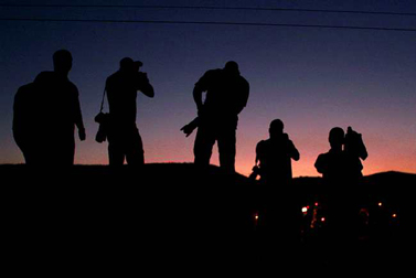 צלמים מחכים על גבול לבנון לשובו של חייל פצוע, אוגוסט 2006 (צילום: מלאני פידלר)