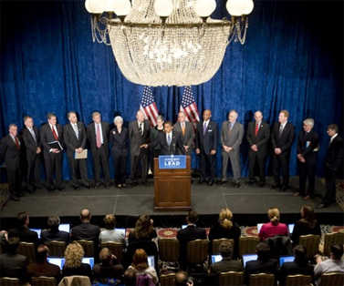 ברק אובמה במסיבת עיתונאים על אודות סוגיית הביטוח הלאומי, במהלך קמפיין הבחירות (צילום: אתר הבחירות הרשמי)