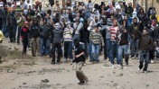 פלסטינים מיידים אבנים לעבר מצעד אנשי הימין, אתמול באום אל-פחם (צילום: מתניה טאוסיג; פלאש 90)