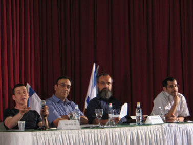מן הדוברים בכנס, מימין: אורי אורבך, עמנואל שילה, ניצן חן ועמית סגל (צילום: "העין השביעית")