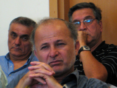 מרדכי שקלאר (במרכז). מאחוריו עיתונאי הערוץ הראשון יעקב אחימאיר (מימין) ואורי לוי (צילום: "העין השביעית")