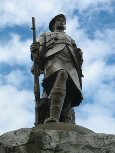 אנדרטה לחללי מלחמות העולם בעיירה אינבררי בסקוטלנד (צילום: "העין השביעית")