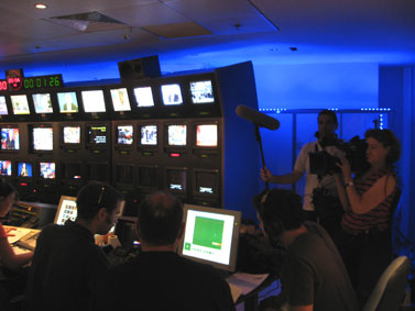 צוות חדשות ערוץ 1 מצלם את מערכת חדשות 10 לצורך הכנת כתבה