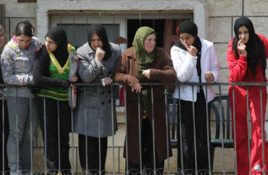 נשים צופות מן המרפסת במהומות שעוררה תהלוכת הימין באום אל-פחם, מרץ 2009 (צילום: קובי גדעון)