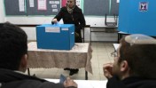 תושבת אבו-גוש מצביעה בקלפי הבחירות הכלליות, 10 בפברואר 2009 (צילום: נתי שוחט)