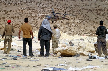 פלסטינים צופים בחיפוש שרידי מטוסו של אסף רמון, סמוך לחברון (צילום: Najeh Hashlamoun)