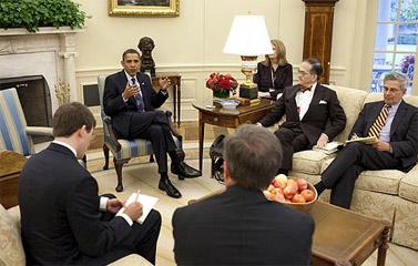 ברק אובמה נפגש עם עיתונאים מה"טולדו בלייד" וה"פיטסבורג פוסט-גאזט" (צילום: צ'אק קנדי, הבית הלבן. שימוש ע"פ רשיון ממשלתי)