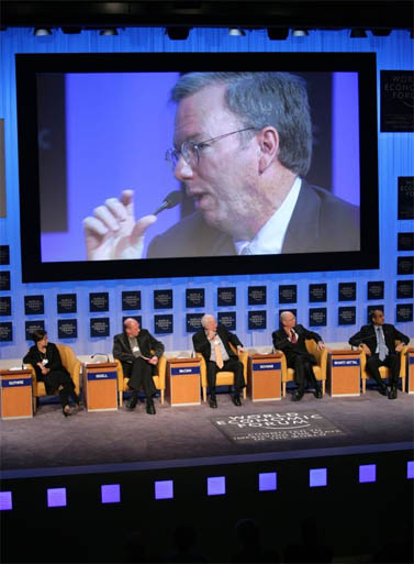 אריק שמידט (על המסך), בפורום העולמי הכלכלי בדאבוס 2007 (צילום: E.T. Studhalter, World Economic Forum )