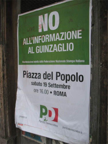 כרזה הקוראת להפגנה למען חופש העיתונות, רומא (צילומים: רפי מן, "העין השביעית")