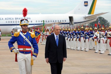 נשיא המדינה שמעון פרס, עם נחיתתו בברזיל (צילום: משה מילנר)