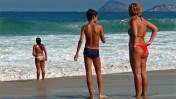 משפחה בחוף קופאקבנה, ברזיל (צילום: alobo, רשיון cc-by-nc-nd)