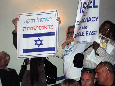 מפגינים נגד העיתונאי דונלד בוסטרום בעת שהופיע בכנס דימונה לתקשורת. דימונה, 2.11.09 (צילום: "העין השביעית")