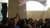 מפגינים נגד העיתונאי דונלד בוסטרום מחוץ לאולם כנס דימונה לתקשורת. דימונה, 2.11.09 (צילום: "העין השביעית")