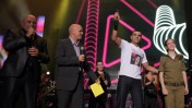 הזמר אייל גולן (שני מימין) מניף פרס שקיבל בטקס "מצעד העשור" של ערוץ 24. ירושלים, 15.10.09 (צילום: קובי גדעון)