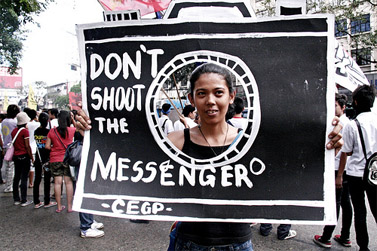 "אל תירו בשליח". הפגנה של בני נוער במנילה בעקבות הטבח. 26.11.09 (צילום: bikoy, cc-by-nc-nd)