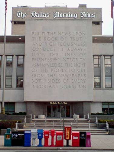 "מצבת האמת" הקבועה על בניין ה"דאלאס מורנינג ניוז" (צילום: John C Abell, רשיון cc-by-nc-sa)
