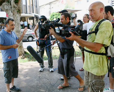 מצלמים את השחקן משה איבגי לסרט של "גרינפיס" נגד התחנה הפחמית באשקלון, אוגוסט 2008 (צילום: חן ליאופולד)  