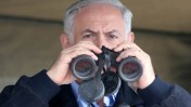ראש ממשלת ישראל בנימין נתניהו בוחן את הגבול עם מצרים. 21.10.10 (צילום: פלאש 90)