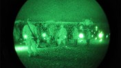 חיילי מרינס ממתינים לעלייה על מסוק שייקח אותם לחזית בחבל הלמונד, 13.2.09 (צילום: isafmedia, רישיון cc)