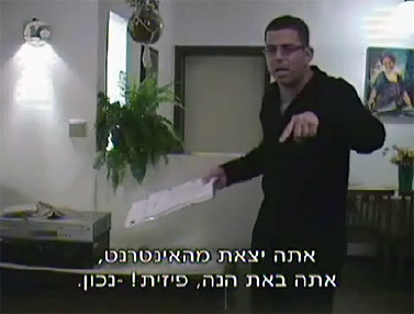 דב גילהר מתעמת עם אחד הגברים שהגיעו להיפגש עם התחקירנית המתחזה לילדה (צילום מסך מתוך ערוץ 10)  