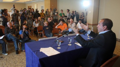 אייל ברקוביץ' במסיבת העיתונאים, היום (צילום: רוני שוצר. לחצו להגדלה)