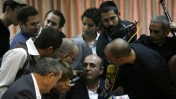 ח"כ שאול מופז מוקף עיתונאים, לפני ישיבת מפלגת קדימה. 2.11.09 (צילום: מרים אלסטר)