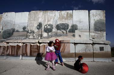 ילדים מחופשים, אתמול בשכונת גילה שבירושלים (צילום: אביר סולטן) 