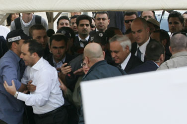 משה קצב נכנס לבית-המשפט השלום בירושלים, 8.4.08 (צילום: פלאש 90)
