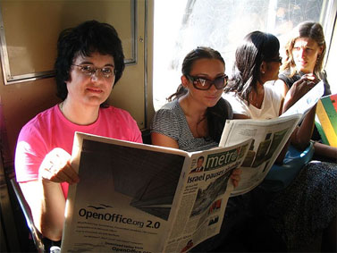 נשים קוראות "מטרו" ברכבת התחתית בניו-יורק (צילום: ericskiff, רישיון cc)