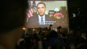 קהל הנוכחים בעצרת לזכר יצחק רבין בתל-אביב מקשיבים לדבריו המוקלטים של הנשיא אובמה. 7.11.09 (צילום: לירון אלמוג)