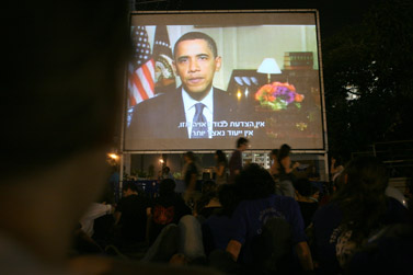 קהל הנוכחים בעצרת לזכר יצחק רבין בתל-אביב מקשיבים לדבריו המוקלטים של הנשיא אובמה. 7.11.09 (צילום: לירון אלמוג)  