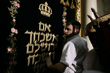 טקס הכנסת ספר תורה לבית-הכנסת החורבה ברובע היהודי בירושלים, אתמול (צילום: פלאש 90)