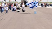 ישראלים מבקרים בבסיס חיל האוויר בתל-נוף (צילום: שי לוי)