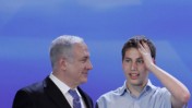 ראש הממשלה בנימין נתניהו ובנו אבנר, בחידון התנ"ך בירושלים, יום העצמאות ה-62 למדינת ישראל (צילום: מרים אלסטר)