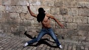צעיר ערבי משליך אבן לעבר שוטרי מג"ב, העיר העתיקה בירושלים,27.9.09 (צילום: פלאש 90)
