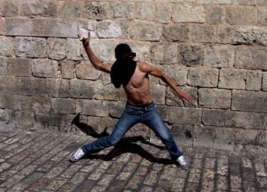 צעיר ערבי משליך אבן לעבר שוטרי מג"ב, העיר העתיקה בירושלים,27.9.09 (צילום: פלאש 90)