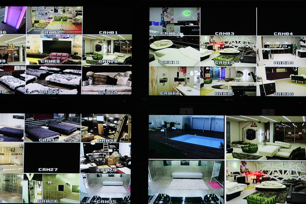 מצלמות המעקב בחדר השליטה של הפקת התוכנית "האח הגדול". נווה-אילן, 26.2.09 (צילום: קובי גדעון. לחצו להגדלה)