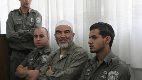 השיח' ראאד סלאח בבית-המשפט באשקלון, 3.6.10 (צילום: אדי ישראל. לחצו להגדלה)